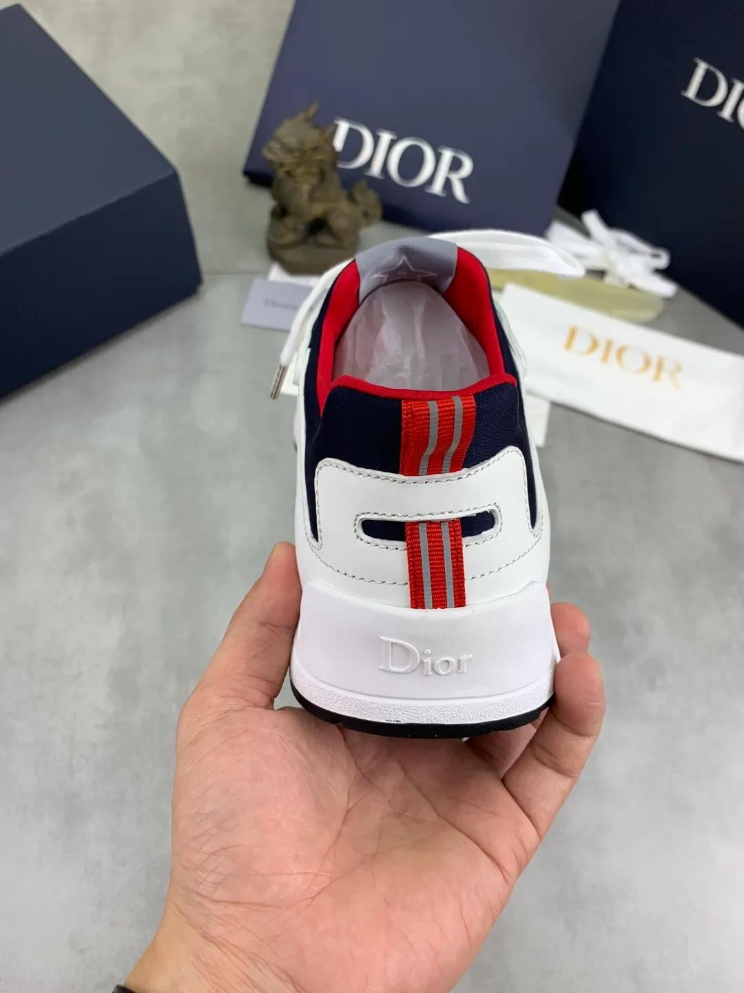 Men's shoes 💰P560 The new DIOR Dior sneakers are carefully made of black grained first-layer cowhide, embellished with the same color Dior Gravity embossed effect, which is exquisite and extraordinary. The interior is made of the same color sheep lining, which is soft and comfortable. Complete with original custom multi-color mohair wide laces and matte black-finished brass eyelets, the tonal rubber sole is embellished with the Oblique pattern, and the contrasting Dior 30 Avenue Montaigne logo on the rear tail adds style to the casual look. Size: 35-45 for men and women Color: 3️⃣ colors available